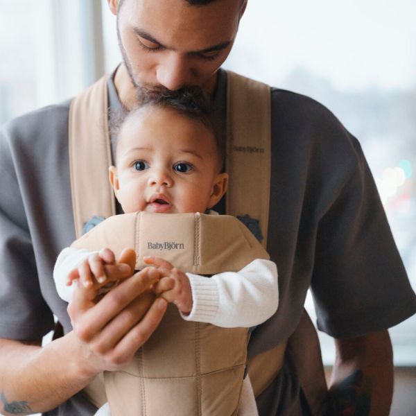 BabyBjörn Mini Draagzak - Geweven - Beige BabyBjörn Mini Draagzak - Geweven - Beige