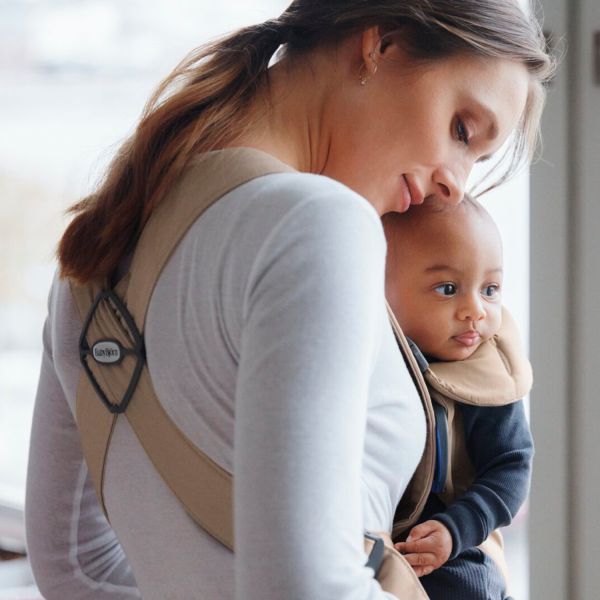 BabyBjörn Mini Draagzak - Geweven - Beige BabyBjörn Mini Draagzak - Geweven - Beige