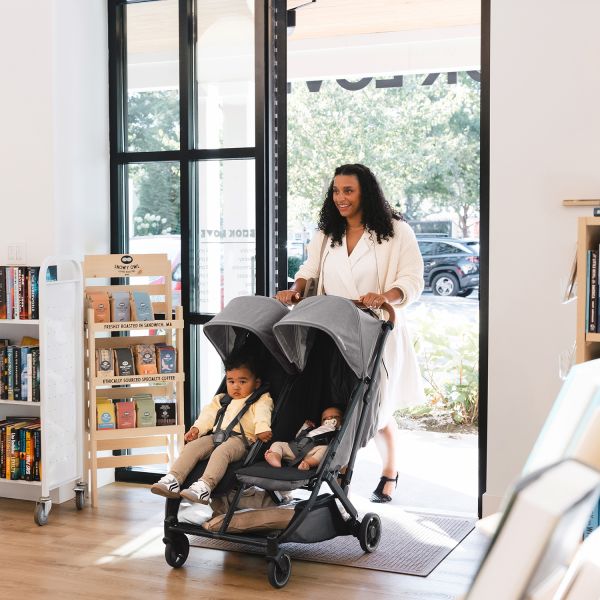 UPPAbaby MINU Duo Buggy - Greyson Carbon Frame Met Bruin Leer UPPAbaby MINU Duo Buggy - Greyson Carbon Frame Met Bruin Leer