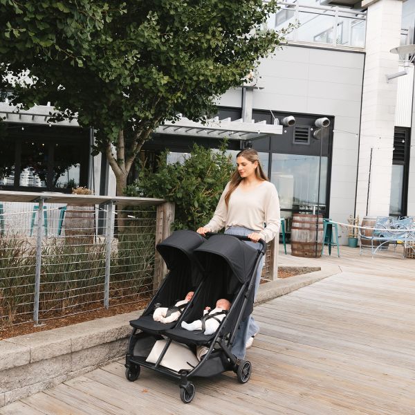 UPPAbaby MINU Duo Buggy - Jake Carbon Frame Met Zwart Leer UPPAbaby MINU Duo Buggy - Jake Carbon Frame Met Zwart Leer