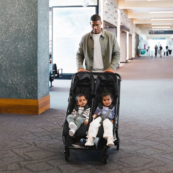 UPPAbaby MINU Duo Buggy - Jake Carbon Frame Met Zwart Leer UPPAbaby MINU Duo Buggy - Jake Carbon Frame Met Zwart Leer