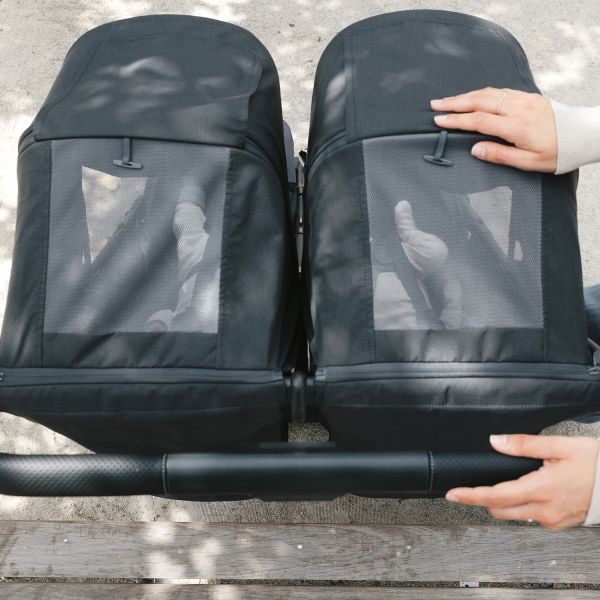 UPPAbaby MINU Duo Buggy - Jake Carbon Frame Met Zwart Leer UPPAbaby MINU Duo Buggy - Jake Carbon Frame Met Zwart Leer