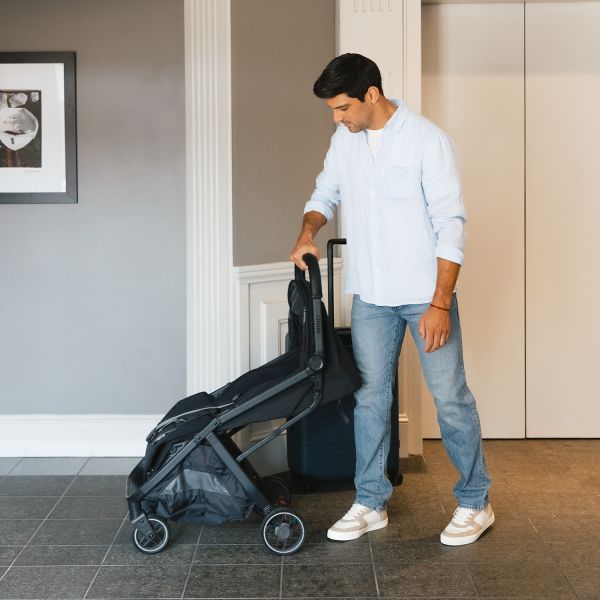 UPPAbaby MINU V3 Buggy - Jake Carbon Frame Met Zwart Leer UPPAbaby MINU V3 Buggy - Jake Carbon Frame Met Zwart Leer