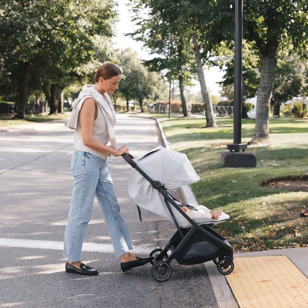 UPPAbaby MINU V3 Buggy - Savanna Carbon Frame Met Kastanje Bruin Leer UPPAbaby MINU V3 Buggy - Savanna Carbon Frame Met Kastanje Bruin Leer