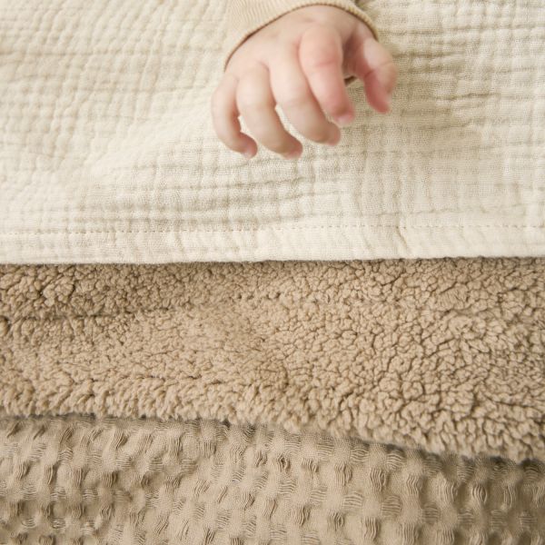 Meyco Baby Ledikantdeken Wafel Teddy Taupe 100 x 150 cm Meyco Baby Ledikantdeken Wafel Teddy Taupe 100 x 150 cm