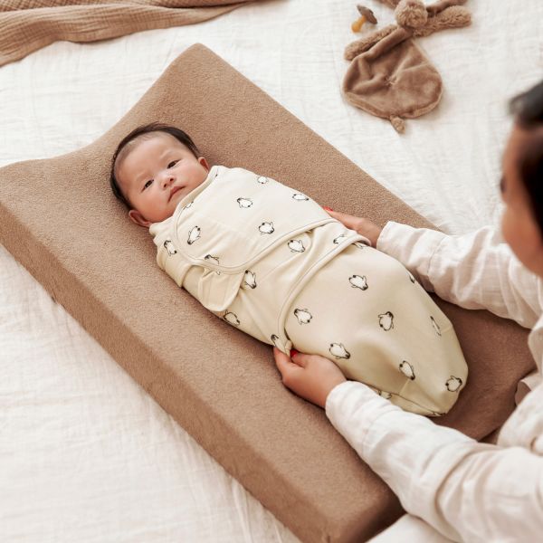 Meyco Baby SwaddleMeyco Inbakerdoek Penguin Soft Sand 4-6 Maanden