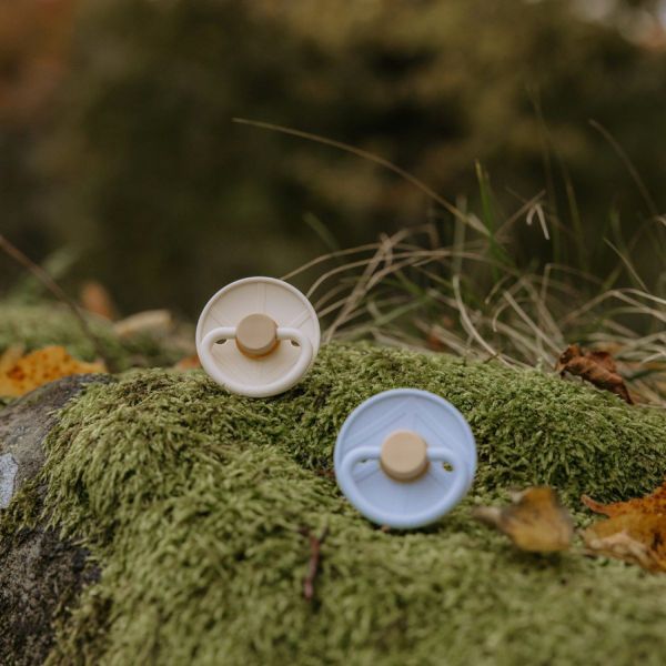 Frigg Little Viking Fopspeen - Rond - 2 Stuks - 0-6 Mnd - Powder Blue/Cream Frigg Little Viking Fopspeen - Rond - 2 Stuks - 0-6 Mnd - Powder Blue/Cream