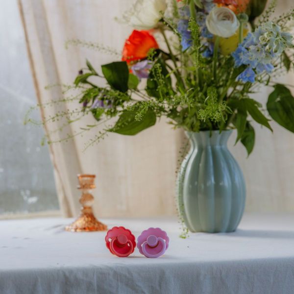 Frigg Daisy Fopspeen - 0-6 mnd (2 stuks) - Poppy/Lupine Frigg Daisy Fopspeen - 0-6 mnd (2 stuks) - Poppy/Lupine