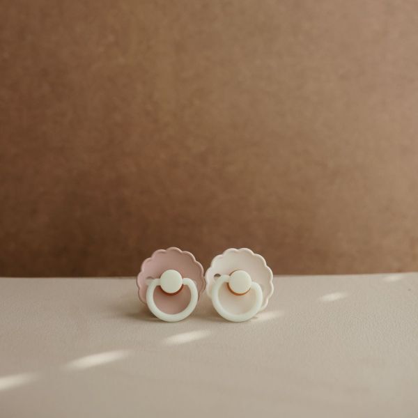 Frigg Daisy Glow In The Dark Fopspeen - 2 Stuks - 6-18 Mnd - Cream/Blush Frigg Daisy Glow In The Dark Fopspeen - 2 Stuks - 6-18 Mnd - Cream/Blush