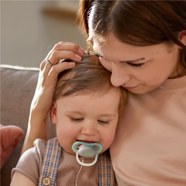 Philips Avent Ultra Air Fopspeen - 0-6 Mnd - 2 Stuks - Plant-based - Glow In The Dark Philips Avent Ultra Air Fopspeen - 0-6 Mnd - 2 Stuks - Plant-based - Glow In The Dark