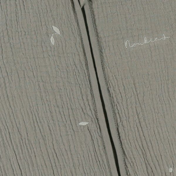 Noukie's F&O Slaapzak Met Borduursel - Maat 70 cm - Gewatteerde Mousseline - Kaki Noukie's F&O Slaapzak Met Borduursel - Maat 70 cm - Gewatteerde Mousseline - Kaki