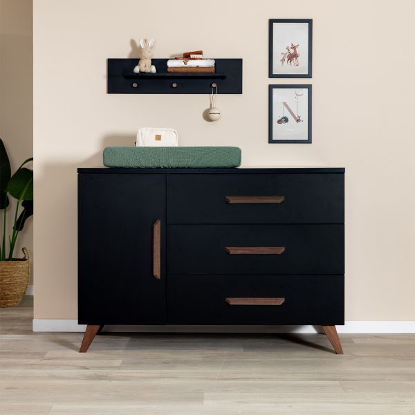 TWF Ledikant 60 x 120 - Commode XL 3 Laden 1 Deur - Hanglegkast XL 3 Deuren 2 Lade Modena Walnoot TWF Ledikant 60 x 120 - Commode XL 3 Laden 1 Deur - Hanglegkast XL 3 Deuren 2 Lade Modena Walnoot