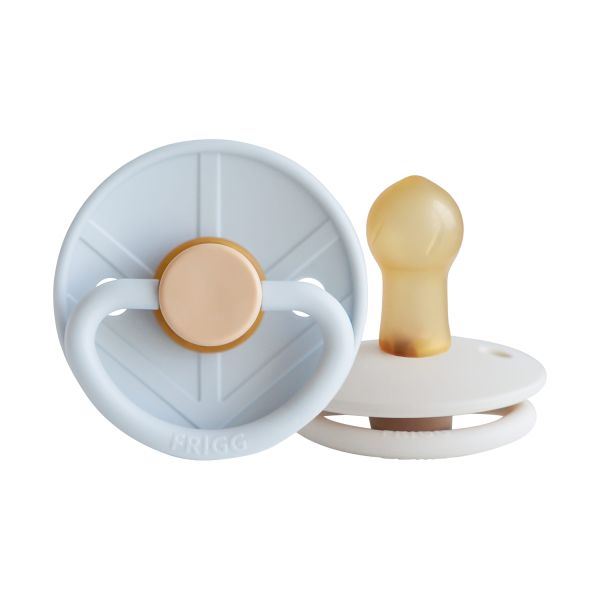 Frigg Little Viking Fopspeen - Rond - 2 Stuks - 0-6 Mnd - Powder Blue/Cream Frigg Little Viking Fopspeen - Rond - 2 Stuks - 0-6 Mnd - Powder Blue/Cream