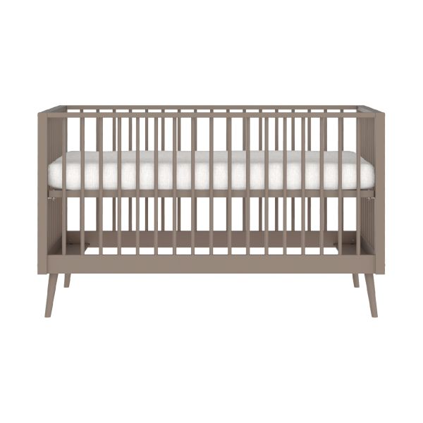 Europe Baby Evy Ledikant 70 x 140 cm Incl. Juniorzijde - Chestnut Europe Baby Evy Ledikant 70 x 140 cm Incl. Juniorzijde - Chestnut