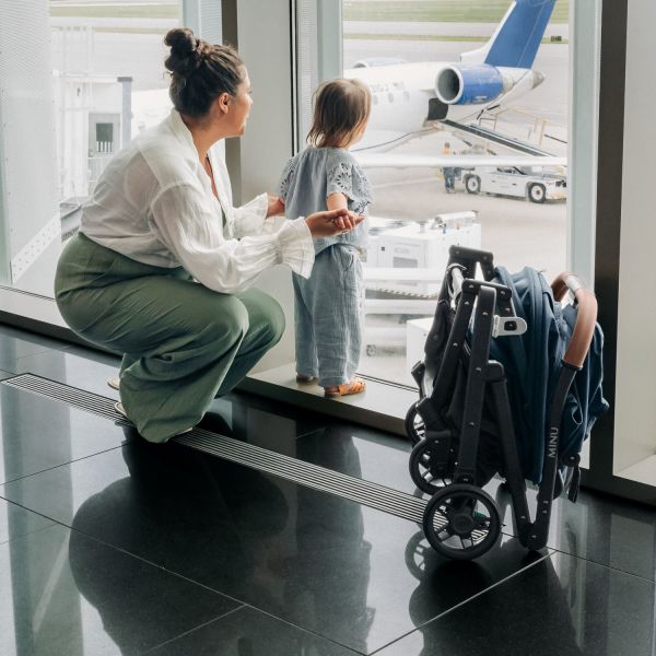 UPPAbaby Buggy Compact Minu V2 Noa Navy / Carbon Frame En Bruin Leer UPPAbaby Buggy Compact Minu V2 Noa Navy / Carbon Frame En Bruin Leer