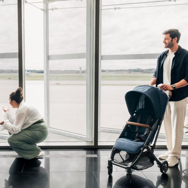 UPPAbaby Buggy Compact Minu V2 Noa Navy / Carbon Frame En Bruin Leer UPPAbaby Buggy Compact Minu V2 Noa Navy / Carbon Frame En Bruin Leer