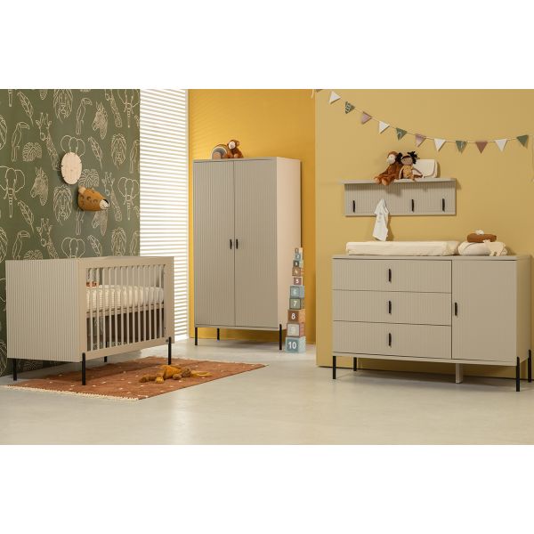 TWF Ledikant 60 x 120 - Commode XL 3 Laden 1 Deur - Hanglegkast 2 Deuren Waves Clay TWF Ledikant 60 x 120 - Commode XL 3 Laden 1 Deur - Hanglegkast 2 Deuren Waves Clay