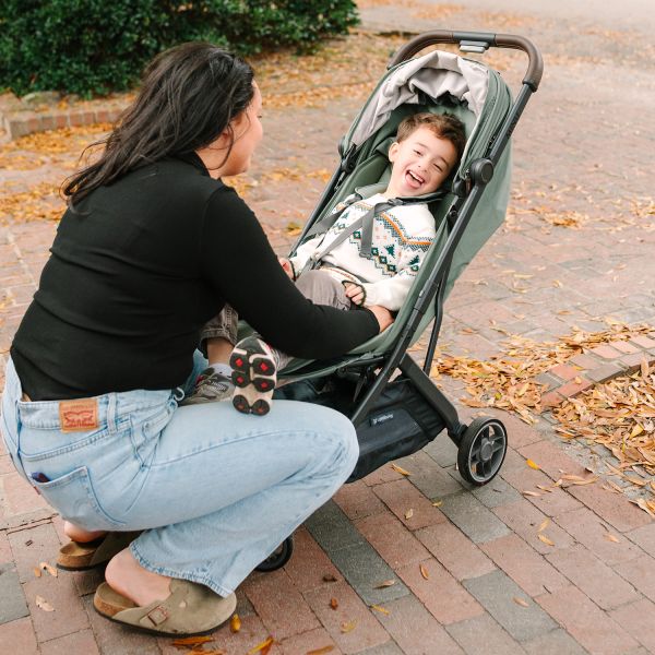 UPPAbaby Minu V3 Buggy - Evelyn Meadow Green Carbon Frame met Kastanje Bruin Leer UPPAbaby Minu V3 Buggy - Evelyn Meadow Green Carbon Frame met Kastanje Bruin Leer