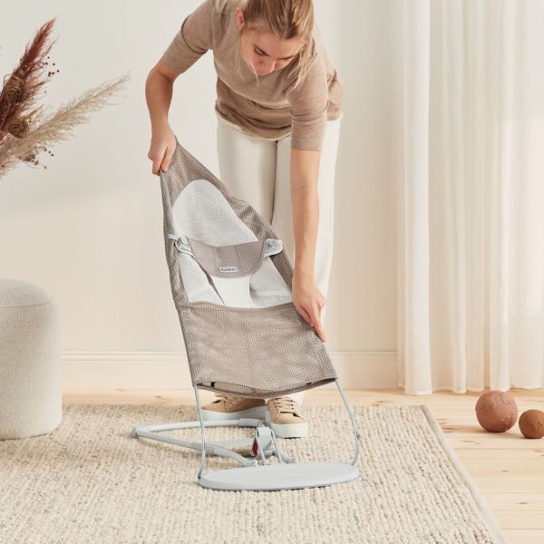 BabyBjörn Balance Wipstoel - Soft Mesh - Beige/Wit BabyBjörn Balance Wipstoel - Soft Mesh - Beige/Wit