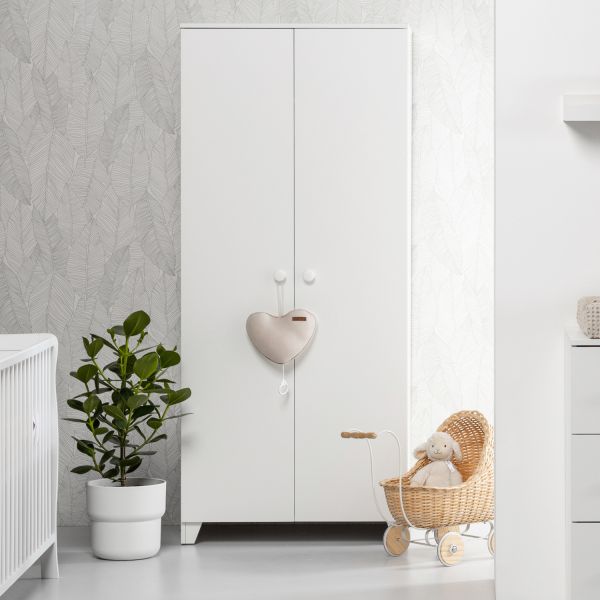 Europe Baby Sarah Ledikant 70 x 140 cm Incl. Juniorzijden/Commode 3 Laden/Hanglegkast 2 Deuren - Wit Europe Baby Sarah Ledikant 70 x 140 cm Incl. Juniorzijden/Commode 3 Laden/Hanglegkast 2 Deuren - Wit