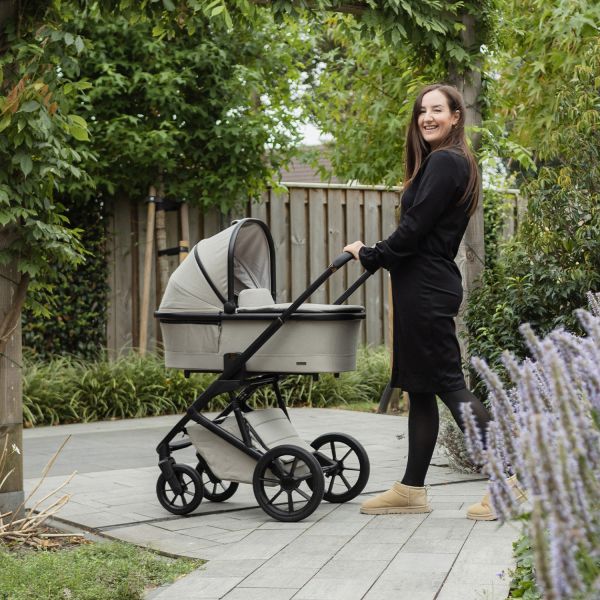 Qute Q-Rider Plus Kinderwagen - Mineral Clay | Kidsriver Curve Autostoel - Black | Kidsriver Isofix Base Qute Q-Rider Plus Kinderwagen - Mineral Clay | Kidsriver Curve Autostoel - Black | Kidsriver Isofix Base