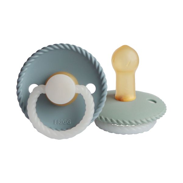 Frigg Glow In The Dark Rope Fopspeen - Rond - 2 Stuks - 6-18 Mnd - Stone Blue/Sage Frigg Glow In The Dark Rope Fopspeen - Rond - 2 Stuks - 6-18 Mnd - Stone Blue/Sage