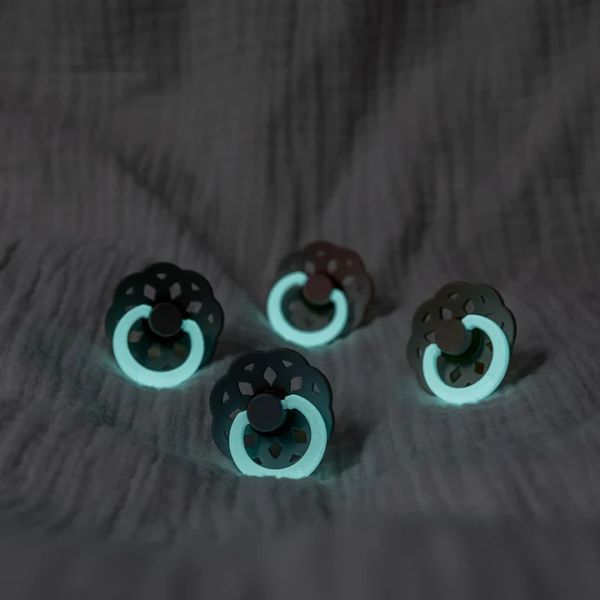 BiBs Boheme Glow In The Dark Fopspeen - Rond - 0-6 Mnd - Blush BiBs Boheme Glow In The Dark Fopspeen - Rond - 0-6 Mnd - Blush