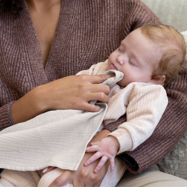 Doomoo Voedingsdoek - Mom'n Play - Tetra Almond Doomoo Voedingsdoek - Mom'n Play - Tetra Almond