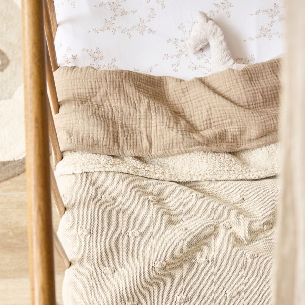Meyco Baby Ledikantdeken Teddy Knots Soft Sand 100 x 150 cm Meyco Baby Ledikantdeken Teddy Knots Soft Sand 100 x 150 cm