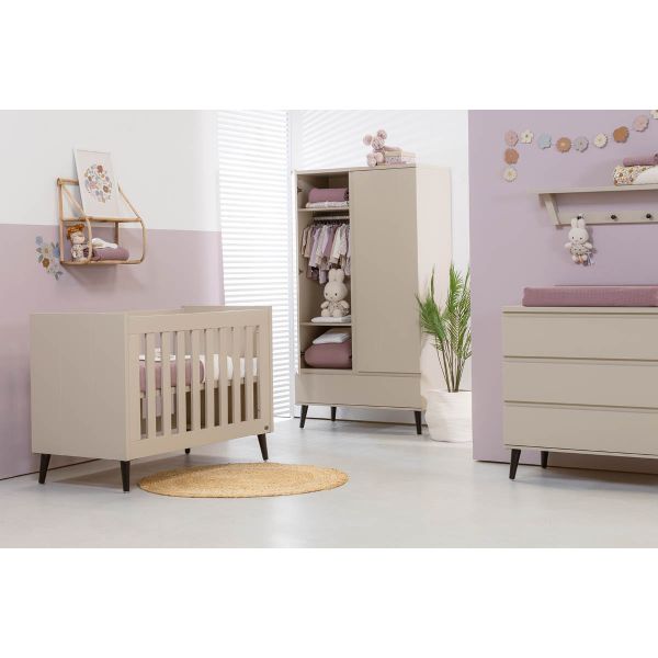 TWF Babykamer Beach Island Clay | Ledikant 60 x 120 - Commode XL - Hanglegkast 2-Deurs TWF Babykamer Beach Island Clay | Ledikant 60 x 120 - Commode XL - Hanglegkast 2-Deurs
