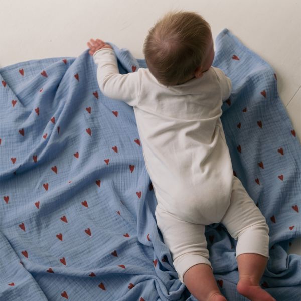 Studio Noos Swaddle - Light blue Hearts - 120x120 cm Studio Noos Swaddle - Light blue Hearts - 120x120 cm