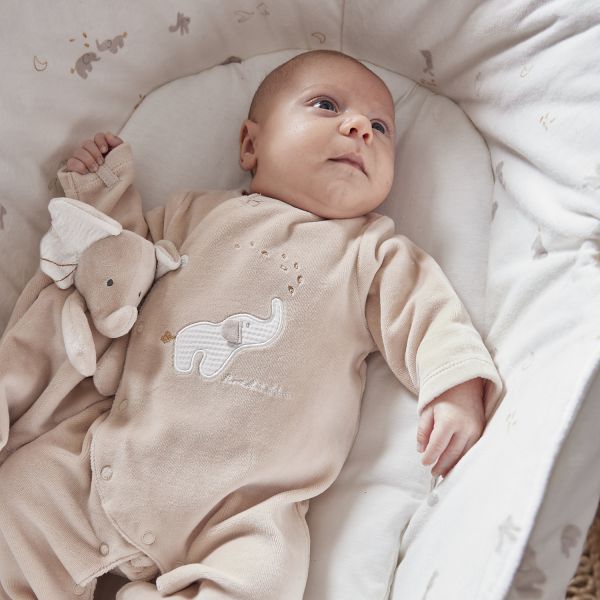 Noukie's B&M Pyjama – Maat 56 – Fluweel – Beige Bali Noukie's B&M Pyjama – Maat 56 – Fluweel – Beige Bali