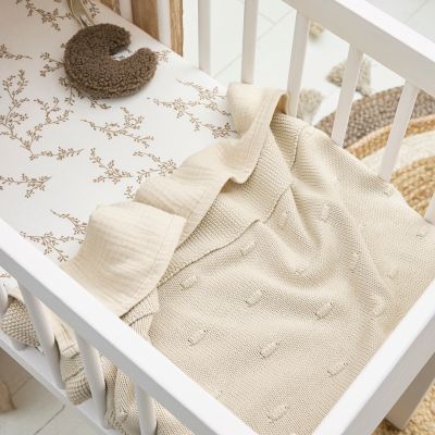Meyco Baby Ledikantdeken Knots Soft Sand 100 x 150 cm Meyco Baby Ledikantdeken Knots Soft Sand 100 x 150 cm