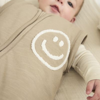 Meyco Baby Slaapzak Met Afritsbare Mouwen Slub Met Smile Applicatie Taupe / Offwhite 70 cm Meyco Baby Slaapzak Met Afritsbare Mouwen Slub Met Smile Applicatie Taupe / Offwhite 70 cm