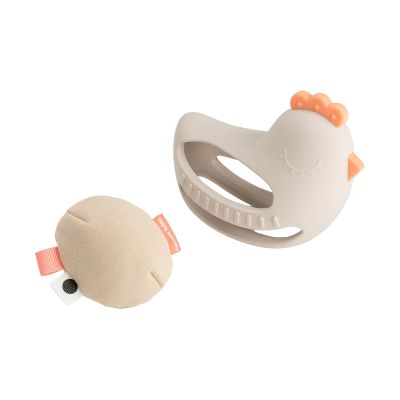 Done By Deer Clucky Grip En Bijtspeeltje Met Rammelaar – Sand Done By Deer Clucky Grip En Bijtspeeltje Met Rammelaar – Sand