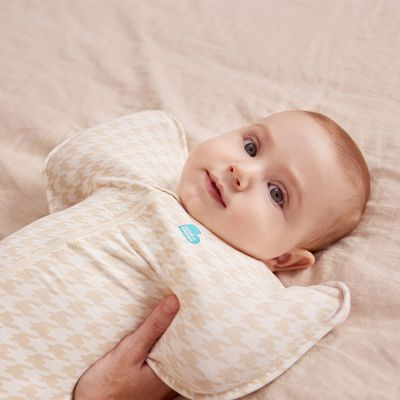 Love To Dream SwaddleUp™ 1.0 TOG - Fase 1 - Maat M - Tan Love To Dream SwaddleUp™ 1.0 TOG - Fase 1 - Maat M - Tan