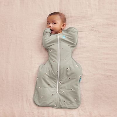 Love To Dream SwaddleUp™ 2.5 TOG - Fase 1 - Maat S - Olive Bees Love To Dream SwaddleUp™ 2.5 TOG - Fase 1 - Maat S - Olive Bees