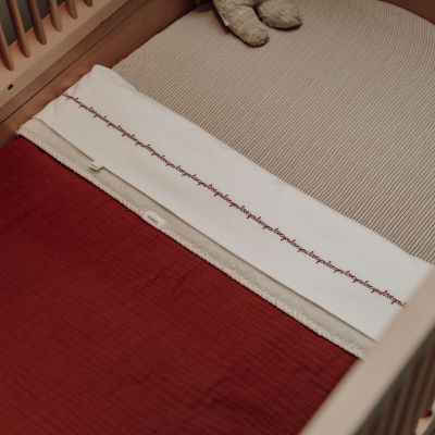 Koeka Whisper Waves Hoeslaken Ledikant - 60 x 120 cm - Burgundy Koeka Whisper Waves Hoeslaken Ledikant - 60 x 120 cm - Burgundy