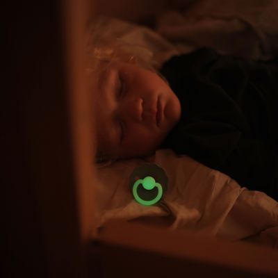 Frigg Glow In The Dark Rope Fopspeen - Rond - 2 Stuks - 6-18 Mnd - Stone Blue/Sage Frigg Glow In The Dark Rope Fopspeen - Rond - 2 Stuks - 6-18 Mnd - Stone Blue/Sage
