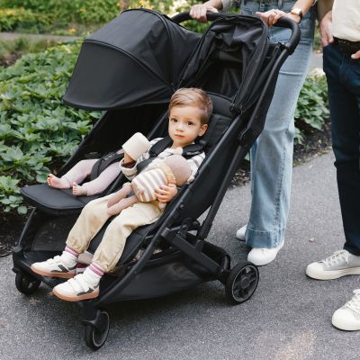UPPAbaby MINU Duo Buggy - Jake Carbon Frame Met Zwart Leer UPPAbaby MINU Duo Buggy - Jake Carbon Frame Met Zwart Leer