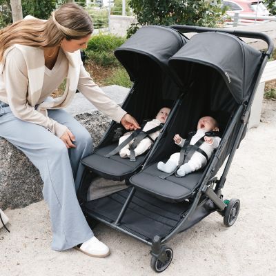 UPPAbaby MINU Duo Buggy - Jake Carbon Frame Met Zwart Leer UPPAbaby MINU Duo Buggy - Jake Carbon Frame Met Zwart Leer