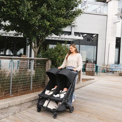 UPPAbaby MINU Duo Buggy - Jake Carbon Frame Met Zwart Leer UPPAbaby MINU Duo Buggy - Jake Carbon Frame Met Zwart Leer