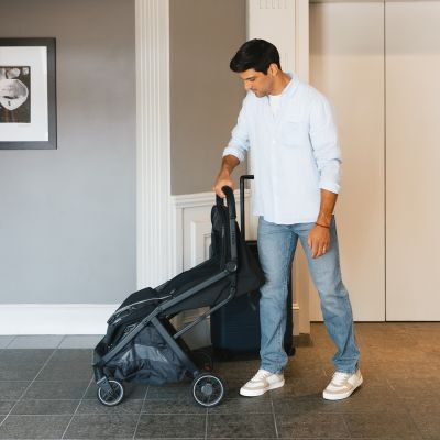 UPPAbaby MINU V3 Buggy - Jake Carbon Frame Met Zwart Leer UPPAbaby MINU V3 Buggy - Jake Carbon Frame Met Zwart Leer