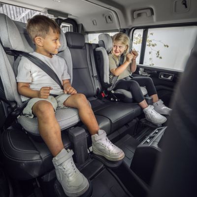 Thule Autostoel Palm Booster + Thule Palm Voetsteun - Black