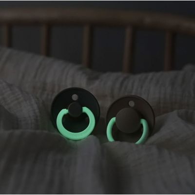 BiBs Glow In The Dark Fopspeen - Rond - 0-6 Mnd - Dark Oak BiBs Glow In The Dark Fopspeen - Rond - 0-6 Mnd - Dark Oak