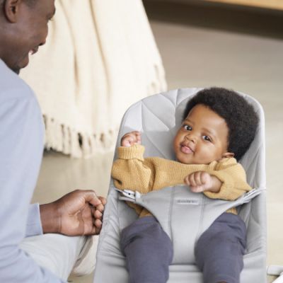 BabyBjörn Bliss Wipstoel - Geweven Kroonblad Quilt - Lichtgrijs BabyBjörn Bliss Wipstoel - Geweven Kroonblad Quilt - Lichtgrijs