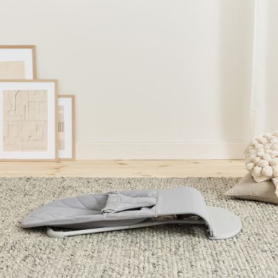 BabyBjörn Bliss Wipstoel - Geweven Kroonblad Quilt - Lichtgrijs BabyBjörn Bliss Wipstoel - Geweven Kroonblad Quilt - Lichtgrijs