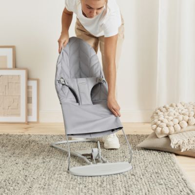 BabyBjörn Bliss Wipstoel - Geweven Kroonblad Quilt - Lichtgrijs BabyBjörn Bliss Wipstoel - Geweven Kroonblad Quilt - Lichtgrijs