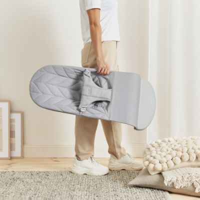 BabyBjörn Bliss Wipstoel - Geweven Kroonblad Quilt - Lichtgrijs BabyBjörn Bliss Wipstoel - Geweven Kroonblad Quilt - Lichtgrijs