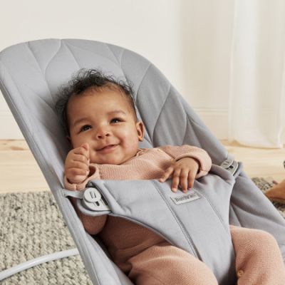 BabyBjörn Bliss Wipstoel - Geweven Kroonblad Quilt - Lichtgrijs BabyBjörn Bliss Wipstoel - Geweven Kroonblad Quilt - Lichtgrijs